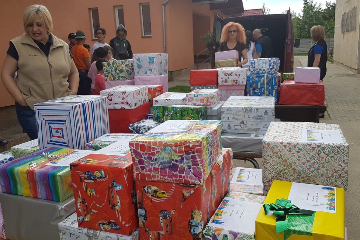 FOTO| Daruri pentru copiii din Centrul de Plasament Orăştie, de la angajaţii CAS Hunedoara