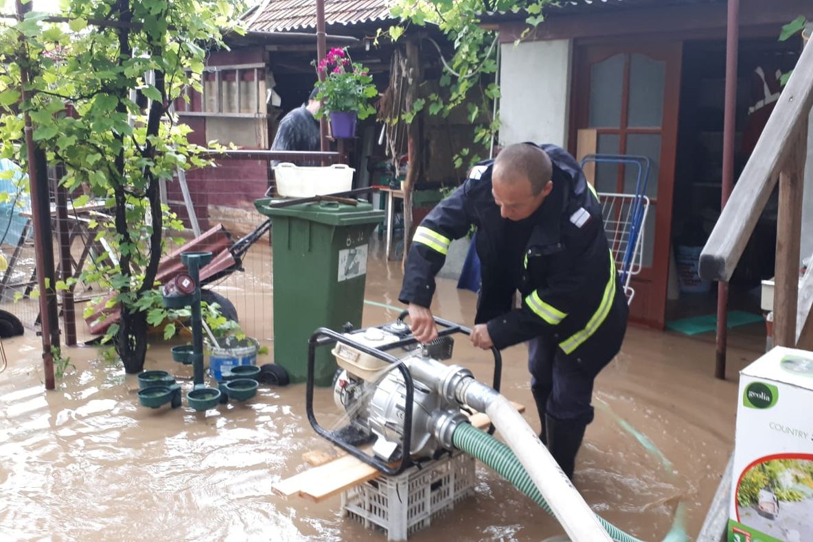 Pompierii au acţionat, şi astăzi, pentru evacuarea apei din gospodăriile inundate la Cristur