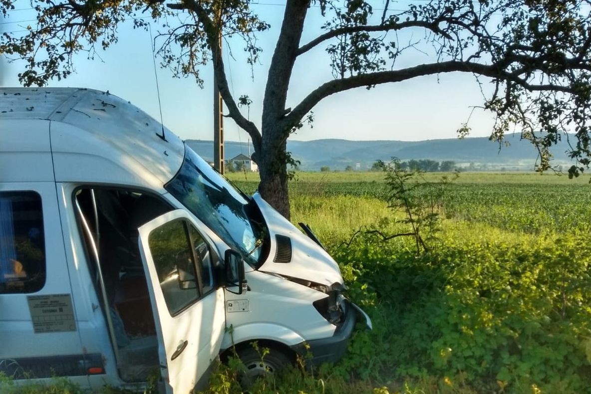UPDATE| Microbuz cu muncitori de la autostradă, implicat într-un accident rutier. Patru bărbați au ajuns la spital