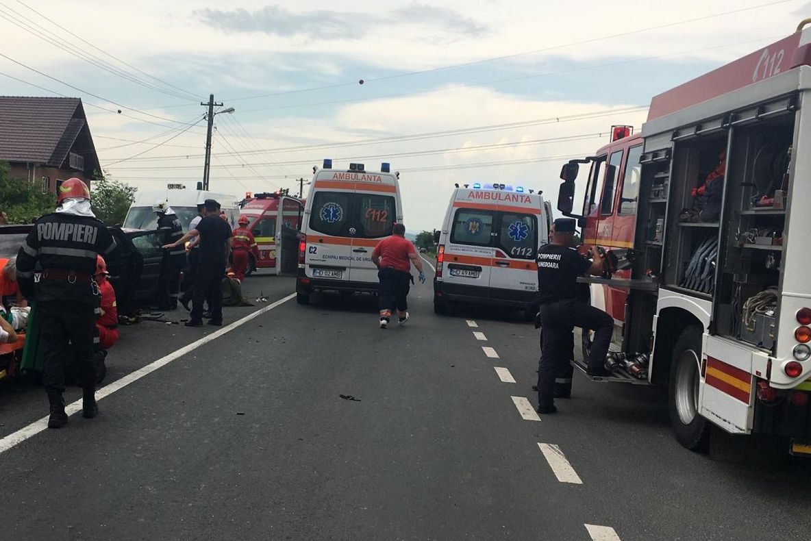 FOTO| Accident cumplit pe DN 66, între Haţeg şi Călan. Două persoane au murit şi o alta a fost grav rănită