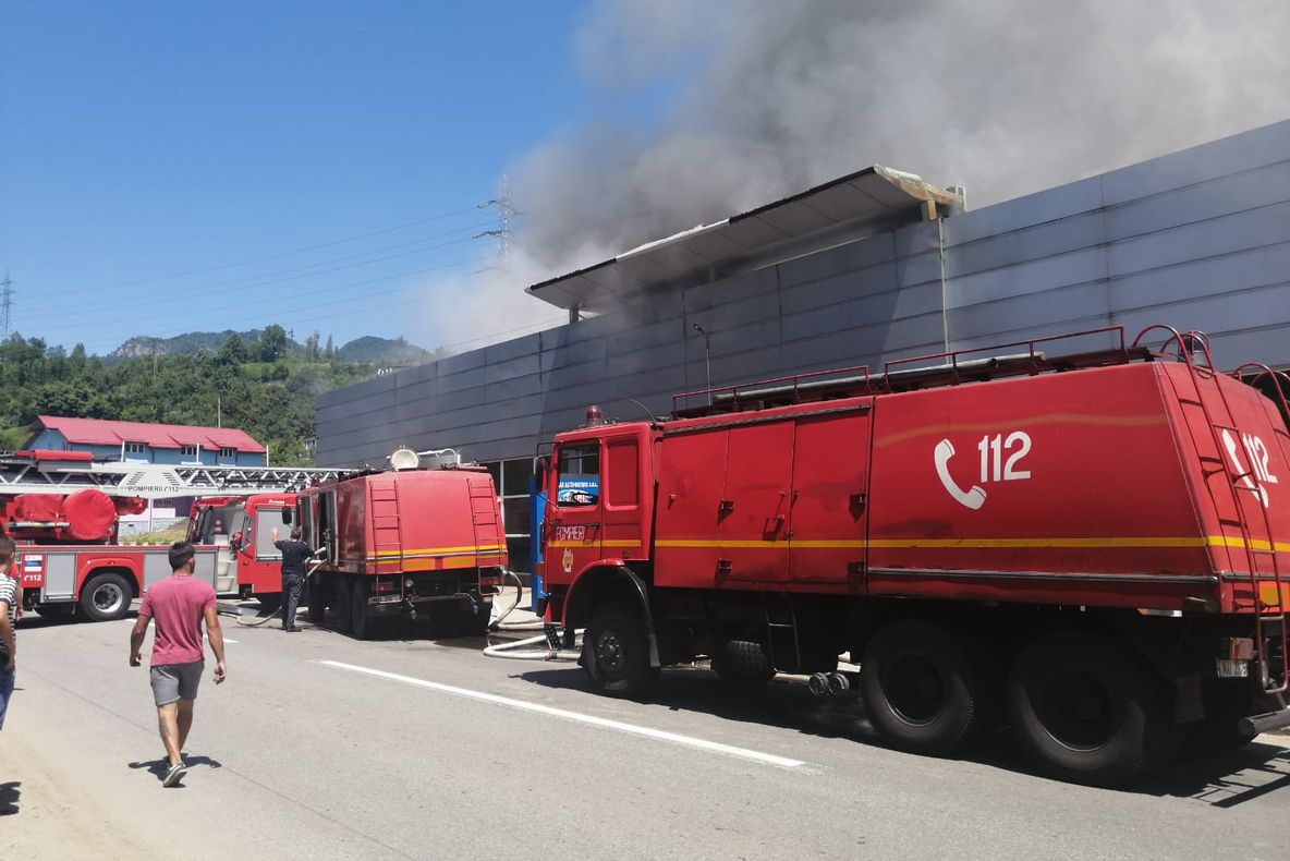 FOTO+VIDEO: Incendiu de proporții la un service auto de la Petroșani