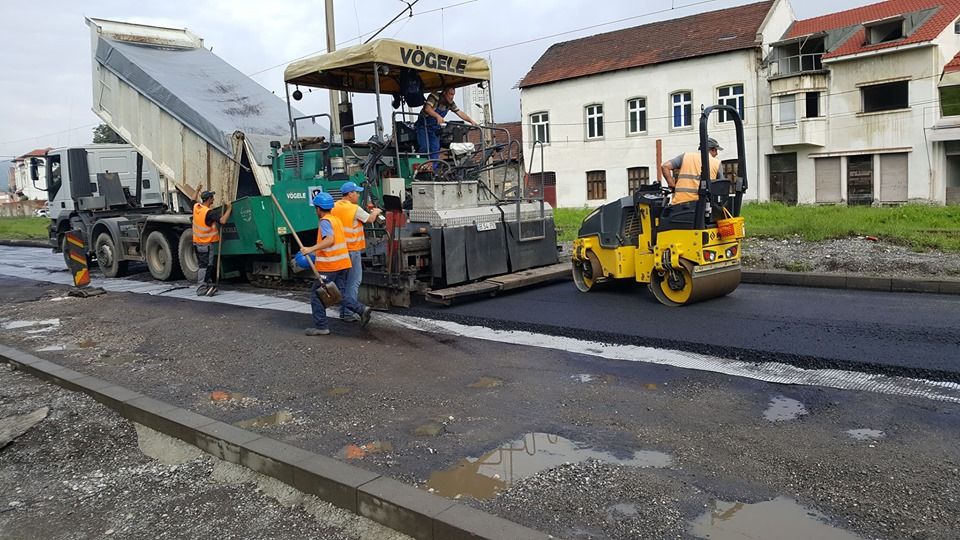 Bulevardul din Lupeni este asfaltat