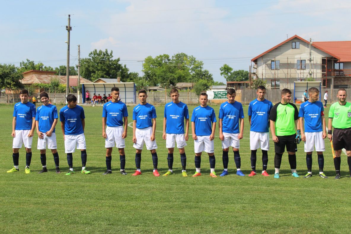 Percheziții în plină stradă la Deva. „Sunt numai pistoale și arme confiscate pe jos!”