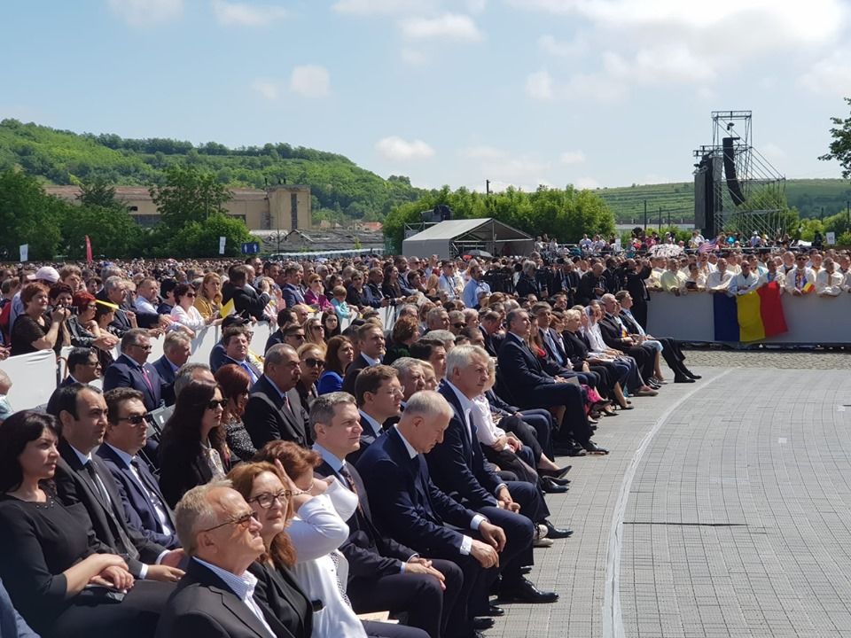Oficialii Consiliului Județean și ai Prefecturii Hunedoara au participat la Blaj la beatificarea celor șapte episcopi greco-catolici