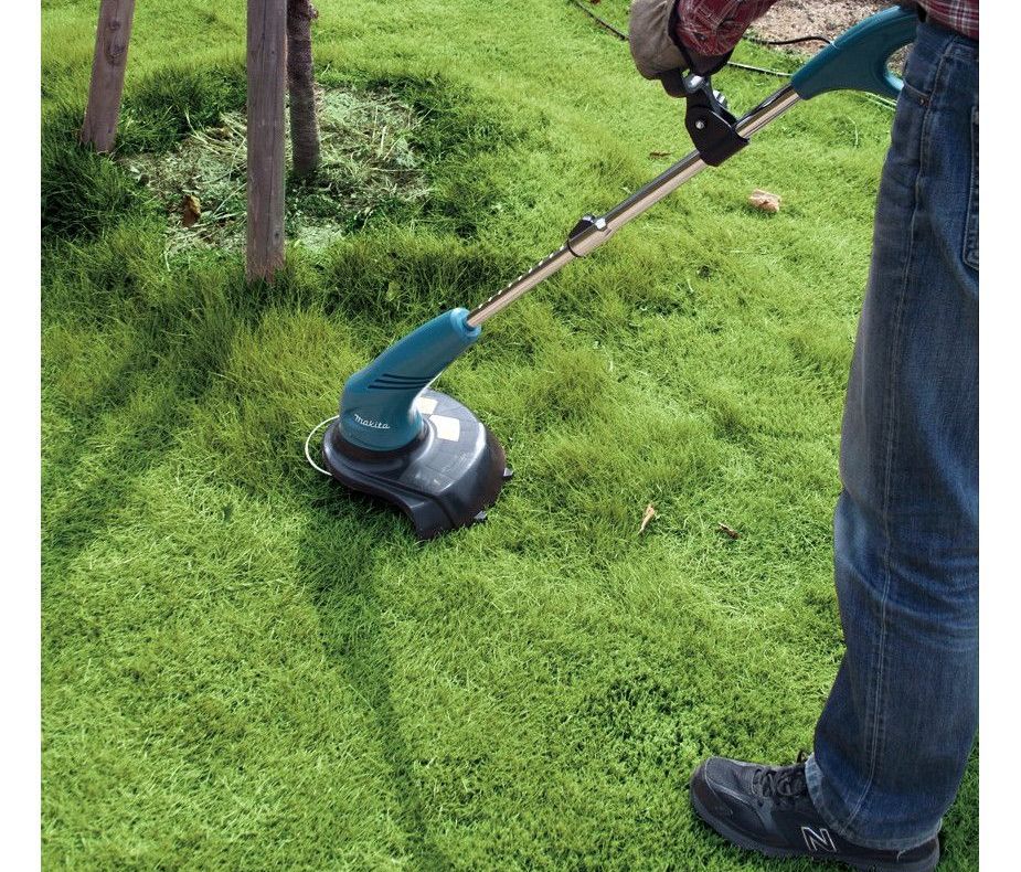 Iarba din Petroșani, cosită de o firmă privată