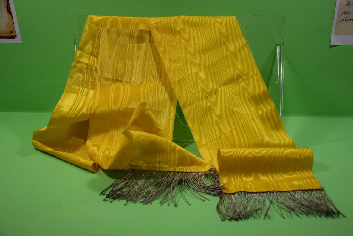 O eşarfă purtată de fostul căpitan Valeriu Pascu cu ocazia unui zbor al lui Aurel Vlaicu, expusă la muzeul din Deva