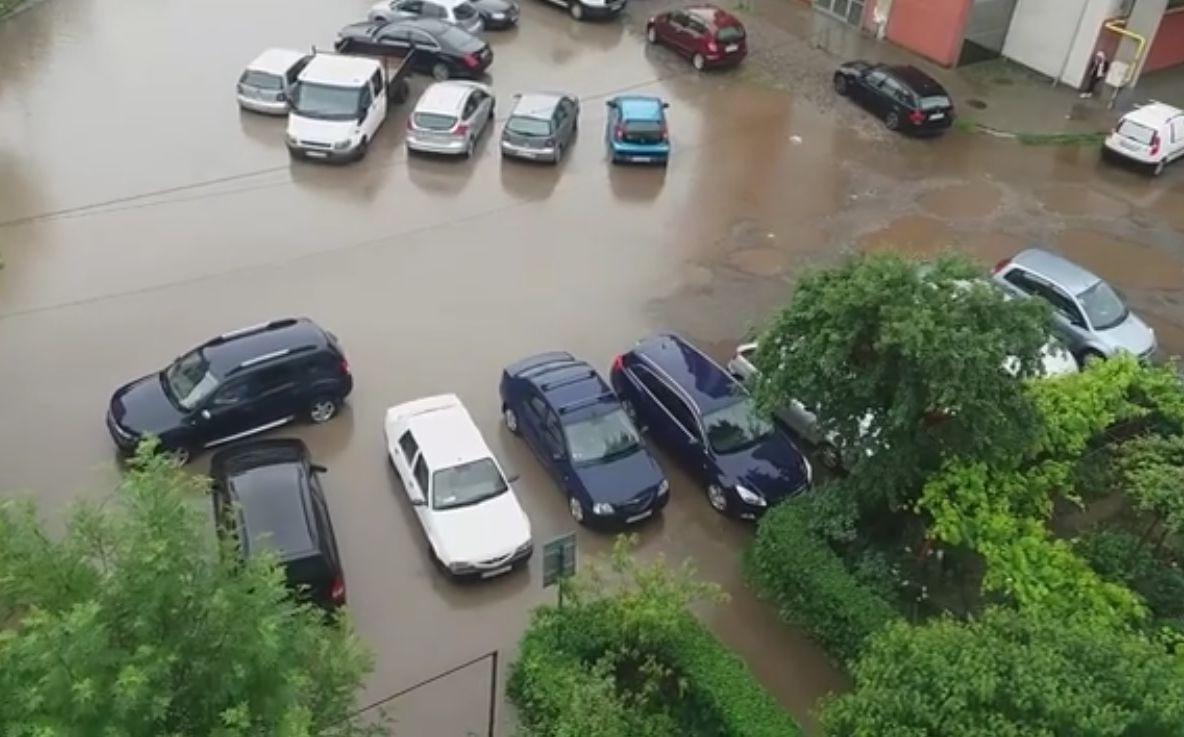 VIDEO| Deva sub ape, în urma unei ploi torențiale. Străzi, bulevarde și curți inundate