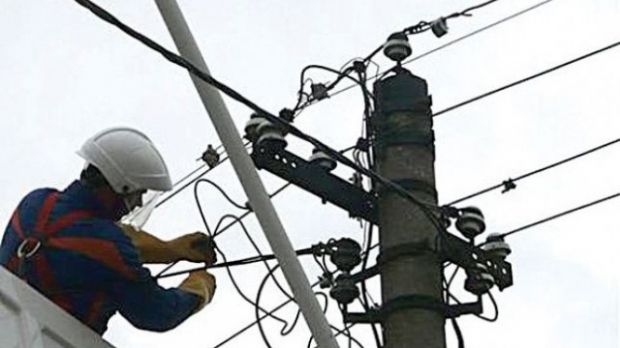 Furtuna a lăsat în beznă mai multe familii din judeţul Hunedoara