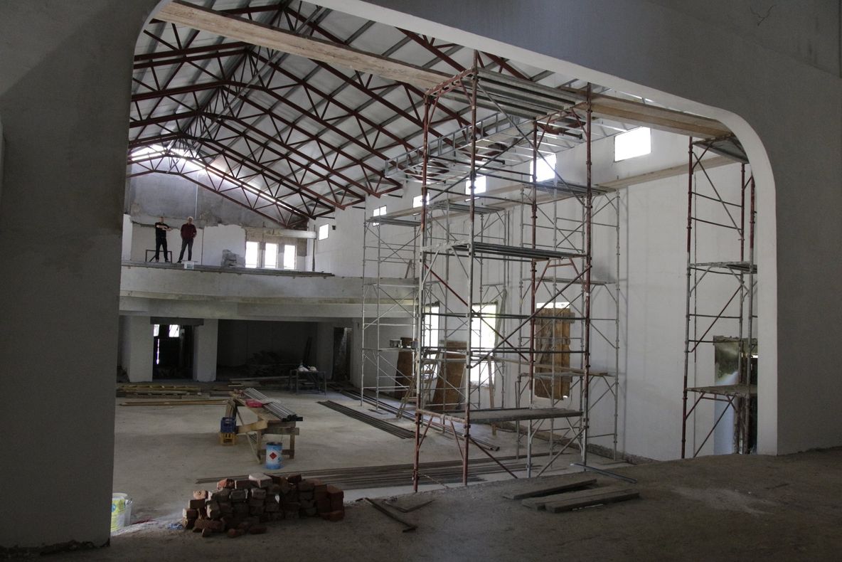 FOTO| Lucrările la cinematograful din Brad sunt în grafic