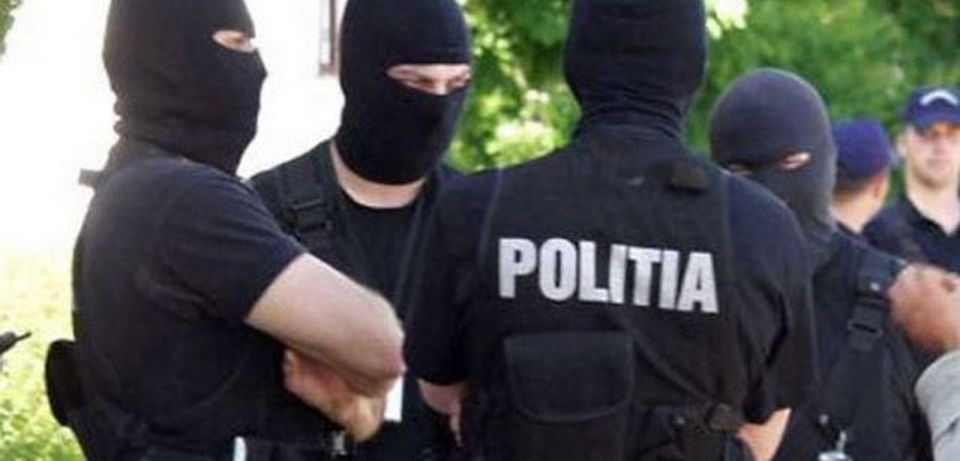 VIDEO| Mascaţii au descins şi în Hunedoara, într-un dosar de contrabandă cu ţigări