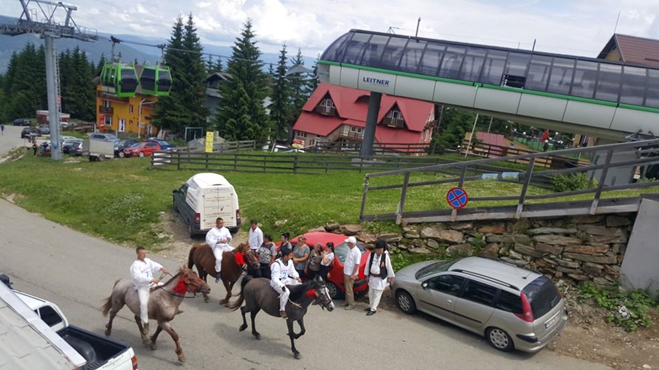 FOTO: Nedeia Sânzienelor a adunat sute de persoane în Straja