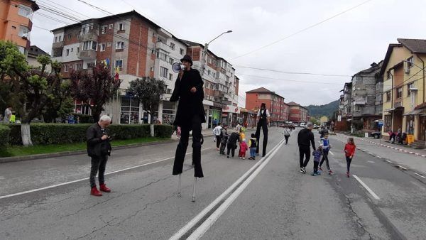 FOTO: Zeci de acțiuni dedicate copiilor petrileni