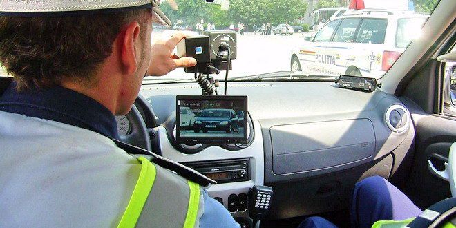 Devean prins în timp ce „zbura” pe șosea cu mașina. Cu 127 de km/h, prin localitate