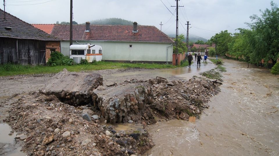 FOTO: Drumuri rupte și curți inundate în comuna Râu de Mori