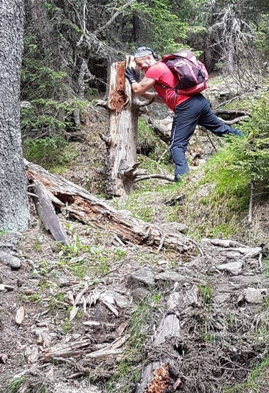 Traseele din Retezat, curățate de salvamontiști