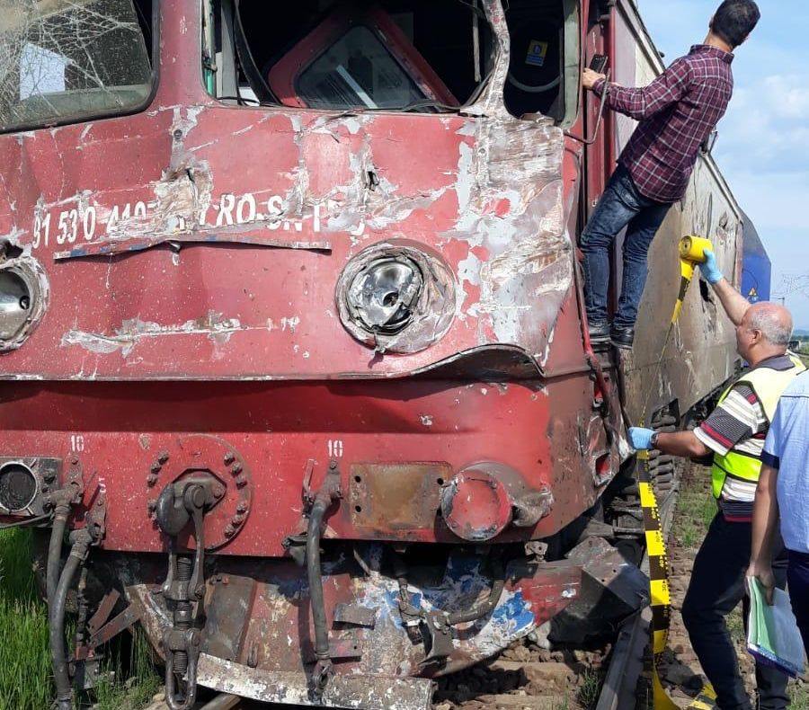 O fetiță de 7 ani a murit după ce a fost agățată de un tren