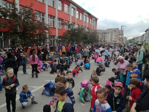 Desene pe asfalt și multe alte activități organizate pentru copiii din Uricani