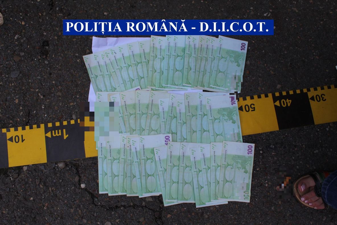 VIDEO| La o porție de mici, cu mașina pe avarii. Cum au fost surprinși doi polițiști locali din Orăștie