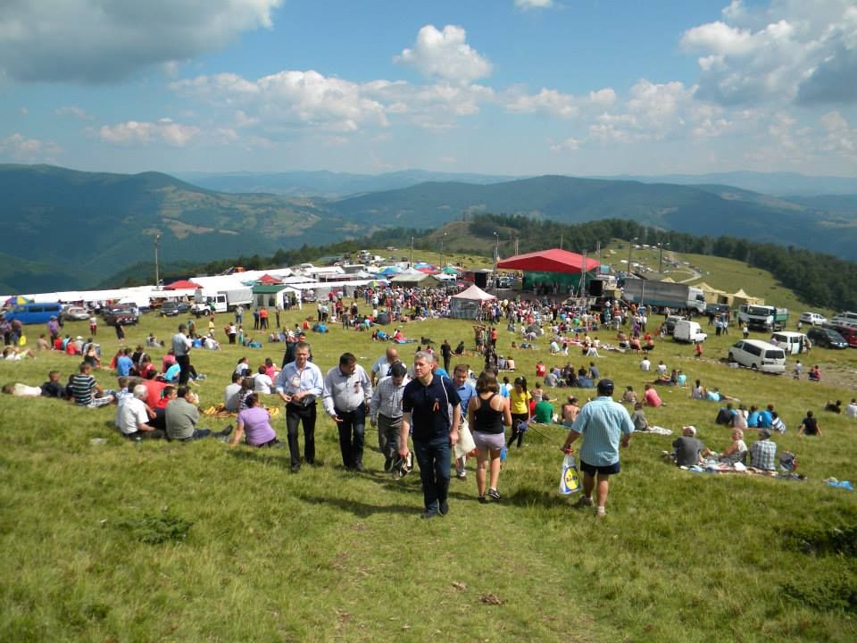 Mii de oameni, aşteptaţi la Târgul de fete de pe Muntele Găină. PROGRAMUL evenimentului