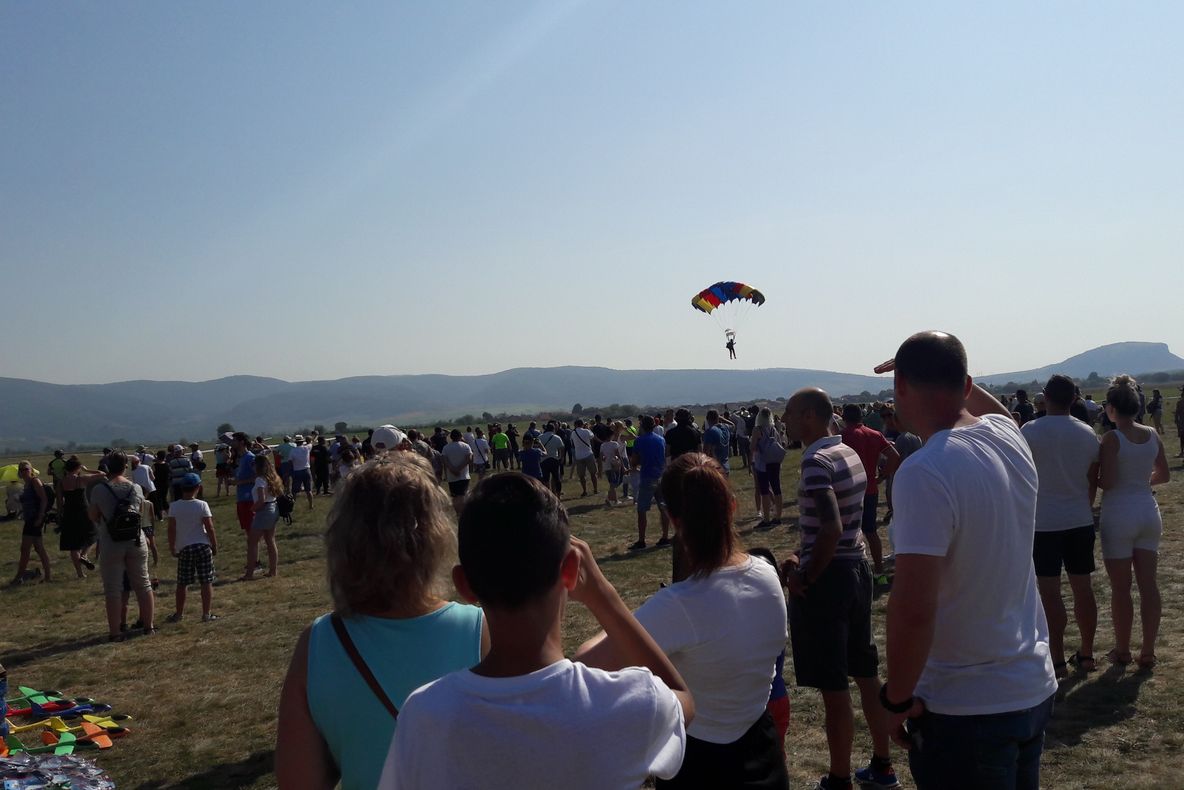 FOTO| Spectacol uimitor pe cer, la aerodromul de la Săulești