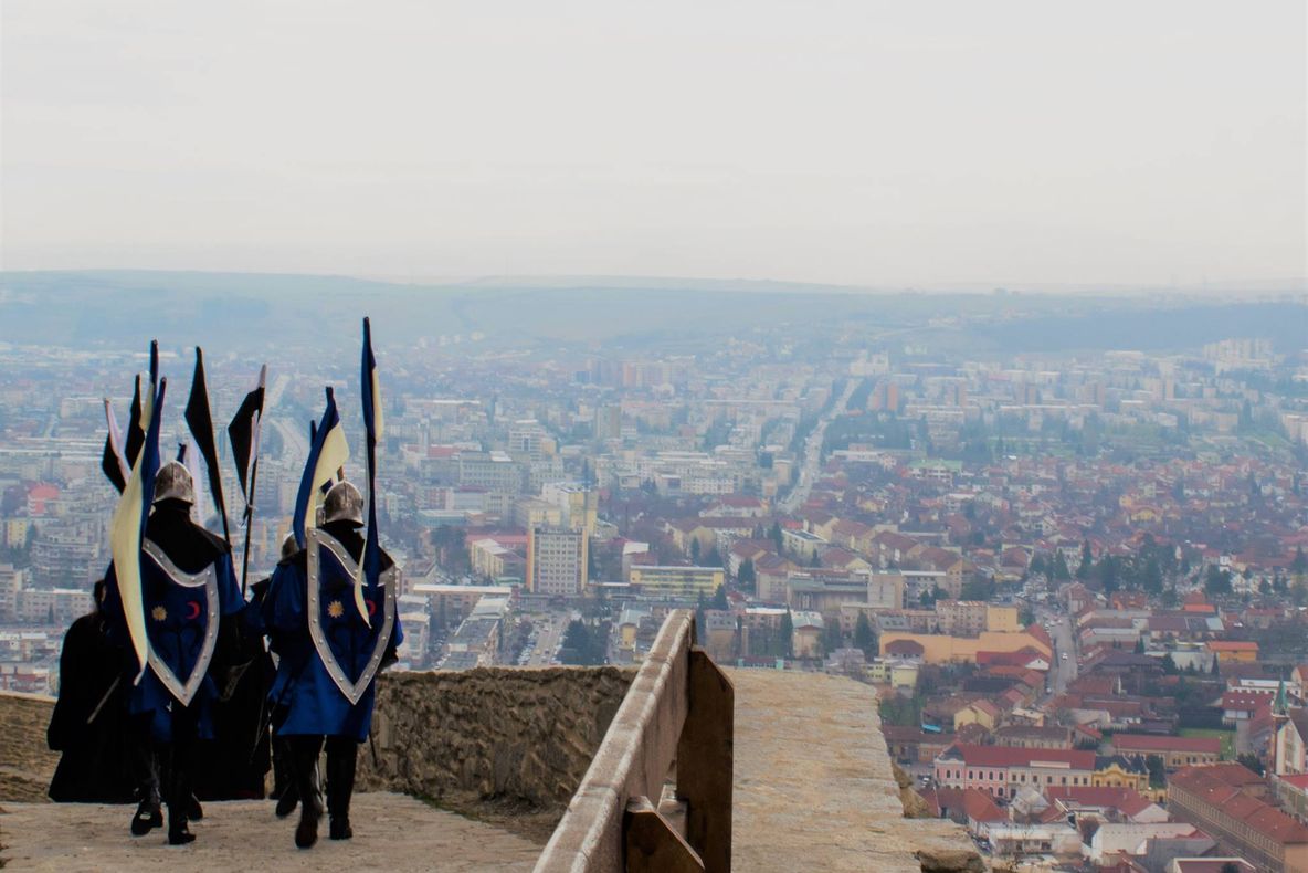 Garda Cetății Deva defilează, astăzi, între zidurile fortăreței medievale
