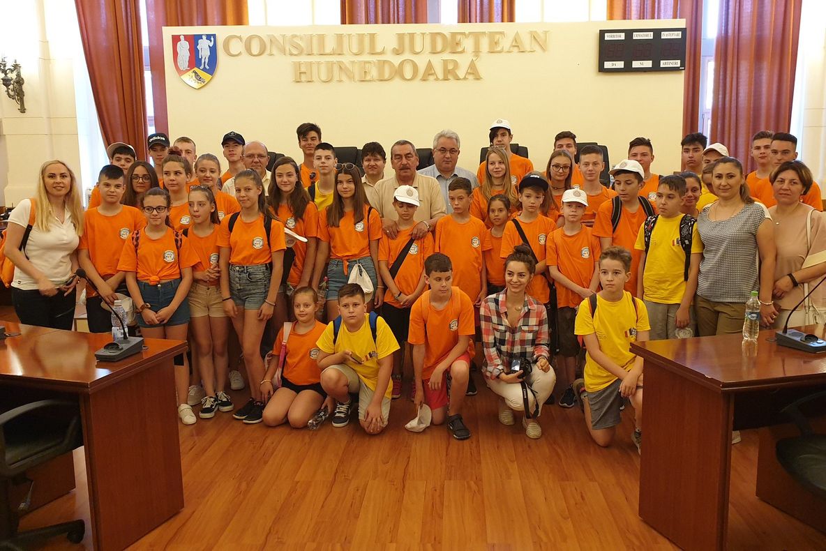 Taberele “ARC”. Primii tineri au ajuns în județul Hunedoara. Ei au fost primiți de oficialitățile locale