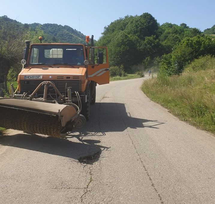 Au început lucrările la DJ 680B, la Lăpugiu de Jos. Se fac plombări şi se toarnă şi asfalt