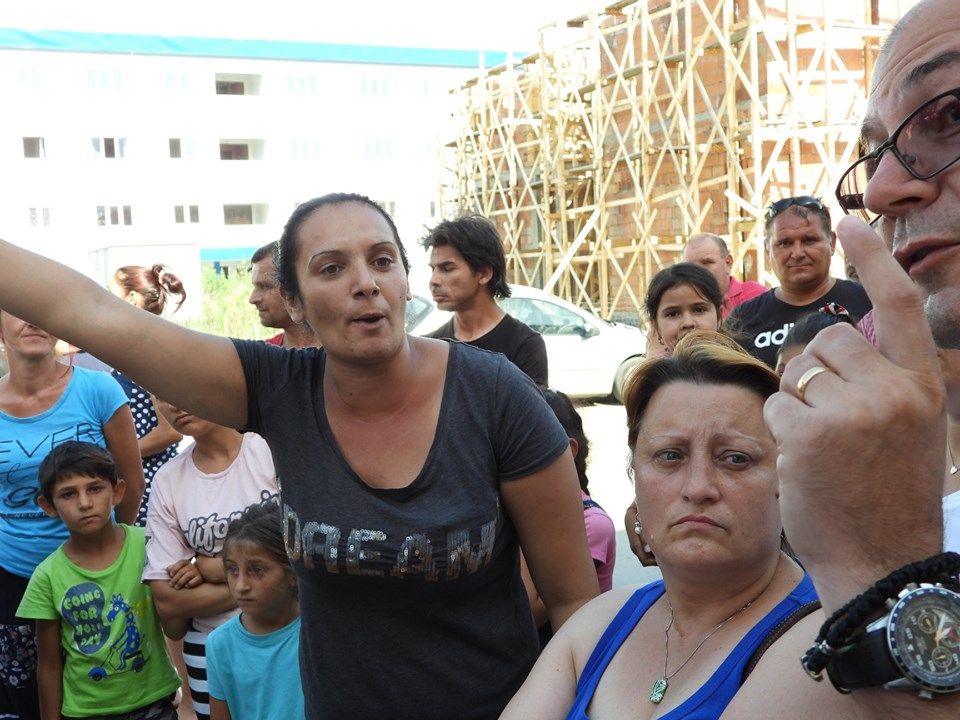 FOTO| Conflict, cu acuzaţii de rasism, între romi şi românii care locuiesc în Cartierul Grigorescu din Deva