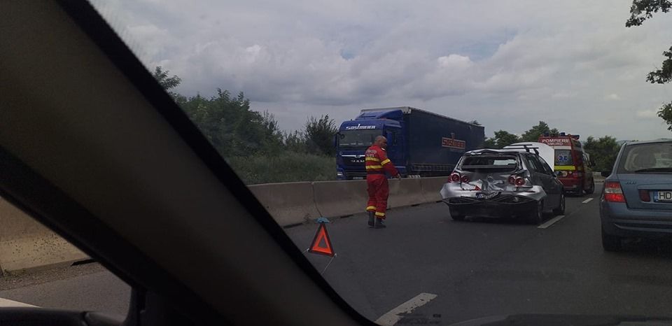 FOTO| Accident rutier pe DN 7, la intrarea în Deva. Un rănit după impactul dintre un camion şi un autoturism