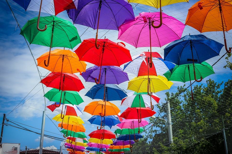 FOTO| Au apărut umbrelele multicolore pe strada Grădinilor din Hunedoara