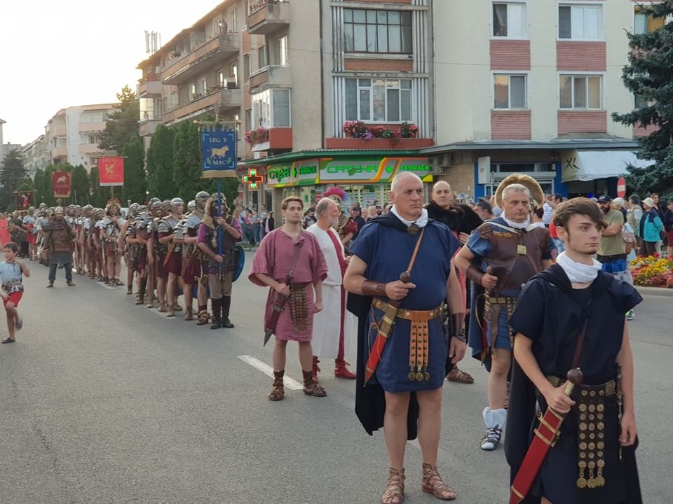 „DacFest” a început cu o paradă antică pe străzile Simeriei. Hunedorenii, aşteptaţi la Măgura Uroiului