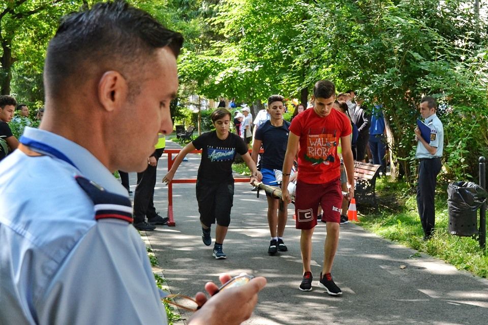 Concursul „Cu viața mea, apăr viața”, desfăşurat la Deva. Cine a câştigat etapa naţională