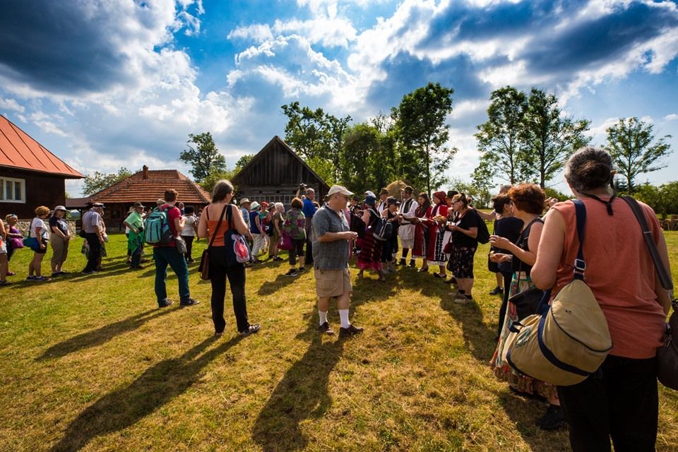 FOTO| Turişti americani în Ţinutul Pădurenilor. Au descoperit vinarsul, mămăliga şi delicioasele plăcinte tradiţionale