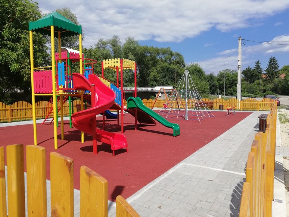 FOTO| Loc de joacă nou pentru micuții din satul Petreni. Recepția lucrărilor a fost făcută