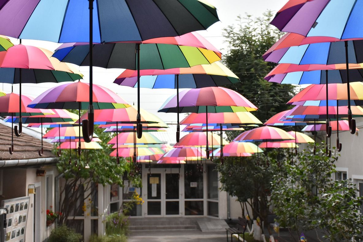 FOTO| Umbrele „plutitoare”, în curtea bibliotecii județene din Deva