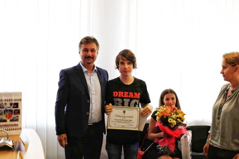 Trei elevi de nota 10 la Bacalaureat și Evaluarea Națională, premiați de CL Hunedoara