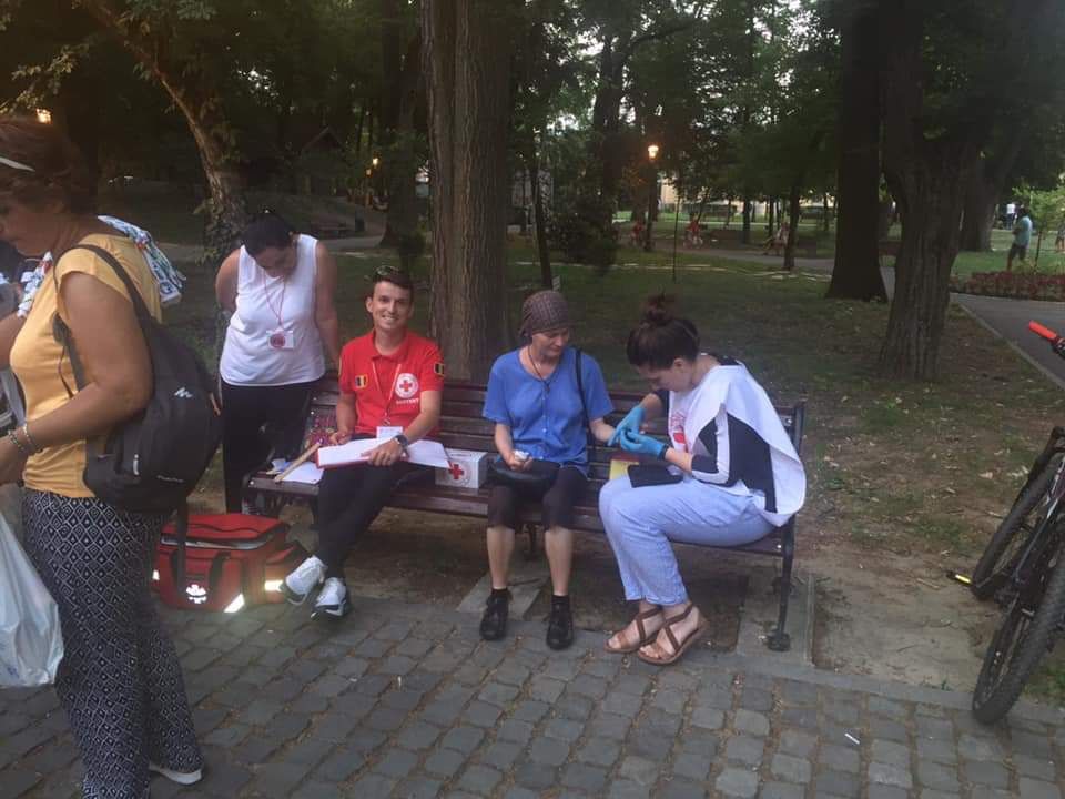 Devenii au primit consultaţii medicale gratuite din partea voluntarilor Crucii Roşii