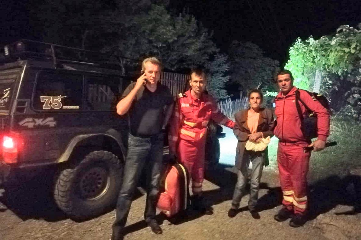 FOTO| Misiune de salvare a unei femei în suferință, aflată într-o zonă izolată a județului Hunedoara