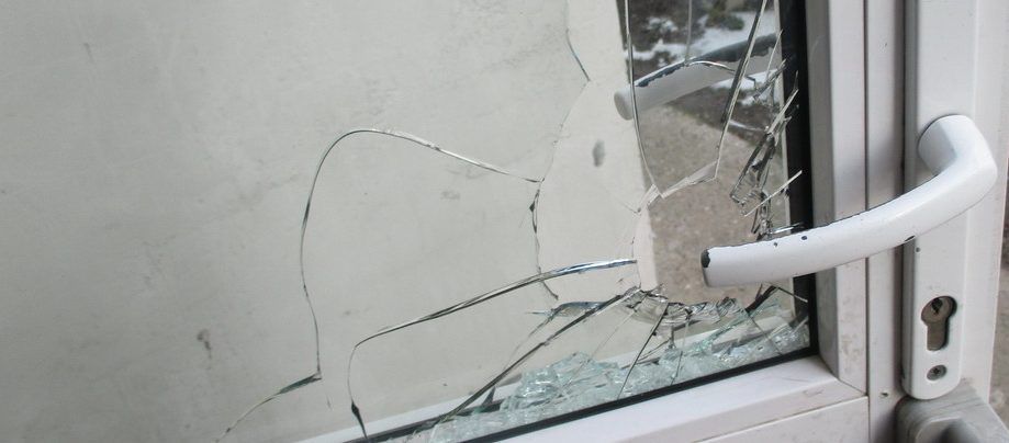 Scandal într-un bloc din „buricul” Devei, cu geamuri sparte și două mașini distruse. Protagonistul, internat la Psihiatrie