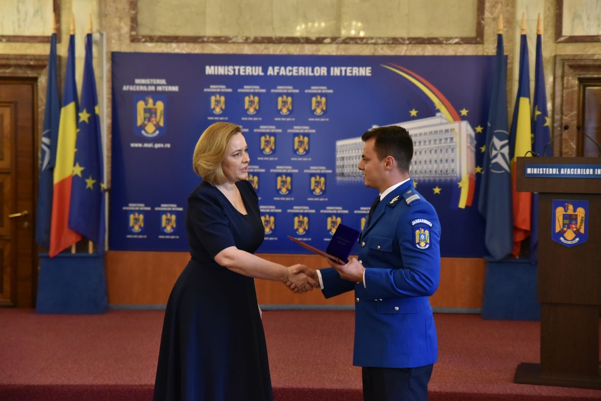 Jandarm hunedorean, recompensat de ministrul Carmen Dan. A primit „Emblema de Onoare” a MAI