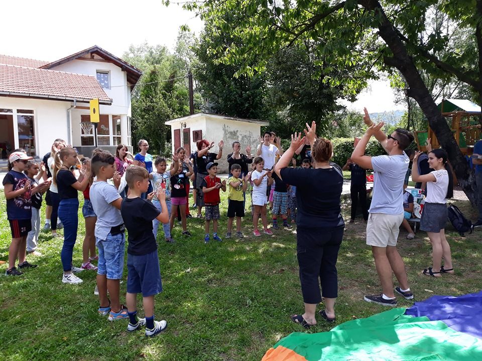 Americanii au petrecut alături de copiii din Petroșani