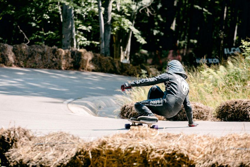 O ediție a Cupei Mondiale de Longboard are loc în Pasul Vîlcan