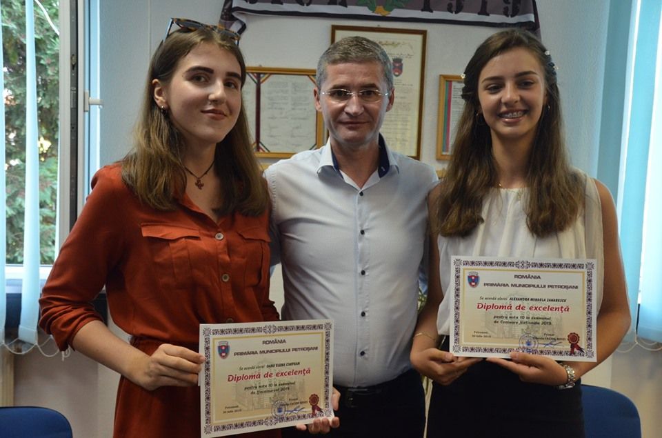Absolventele de 10, premiate de autoritățile de la Petroșani