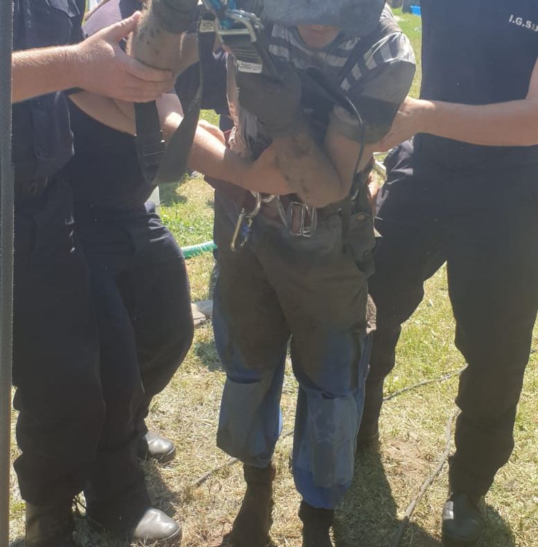 O oră și jumătate s-au luptat pompierii să salveze viața bărbatului prins în surpare