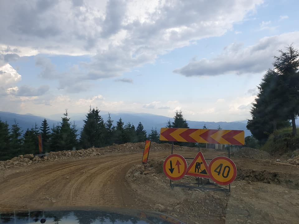 Strat de asfalt pe drumul spre Parâng