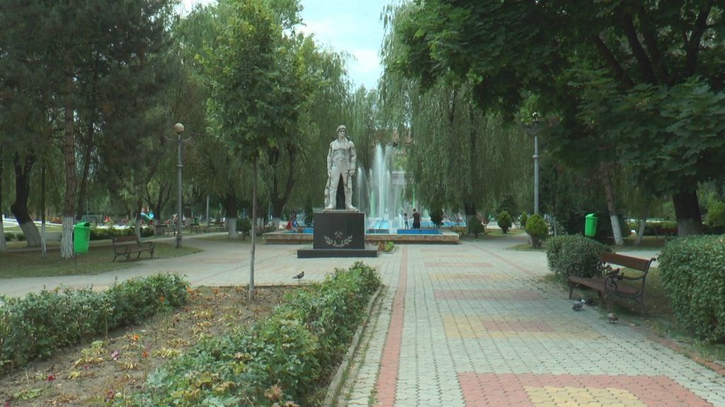 Firul duce la stâlpul de iluminat public