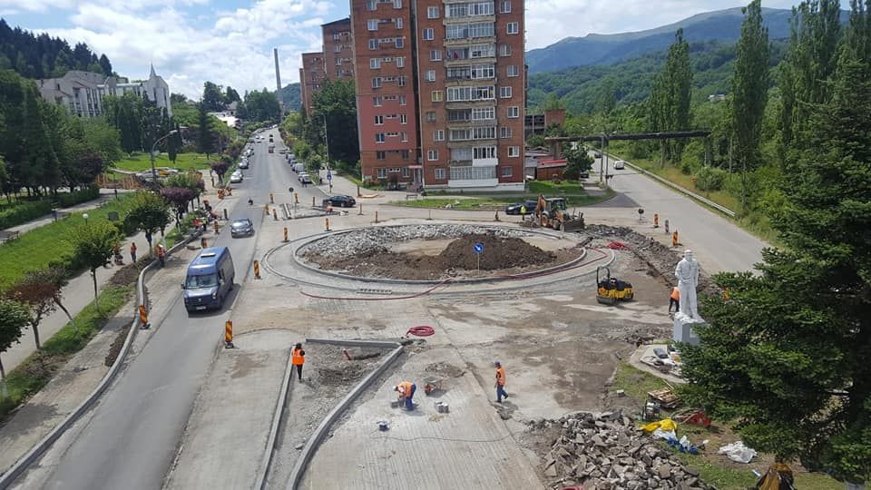 Sensul giratoriu din Lupeni va avea  și iluminat ornamental