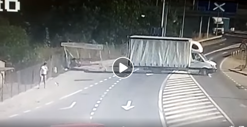 VIDEO: Autoritățile locale din Șoimuș fac apel la identificarea unui șofer care a fost la un pas de a produce o tragedie