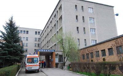 O femeie, din Deva, a murit după ce a căzut de la etaj. Incidentul dramatic s-a produs în timp ce strângea rufele de pe balcon