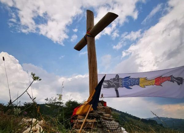 Troiță ridicată în cinstea turiștilor